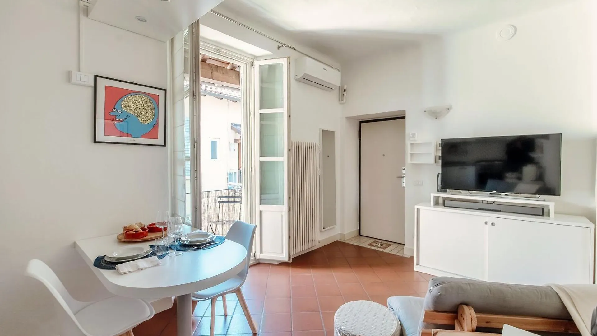 Flipping Flat - By MyhomeinCôme 0*,  Italia